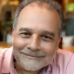 Retrato de un hombre de barba canosa sonriendo